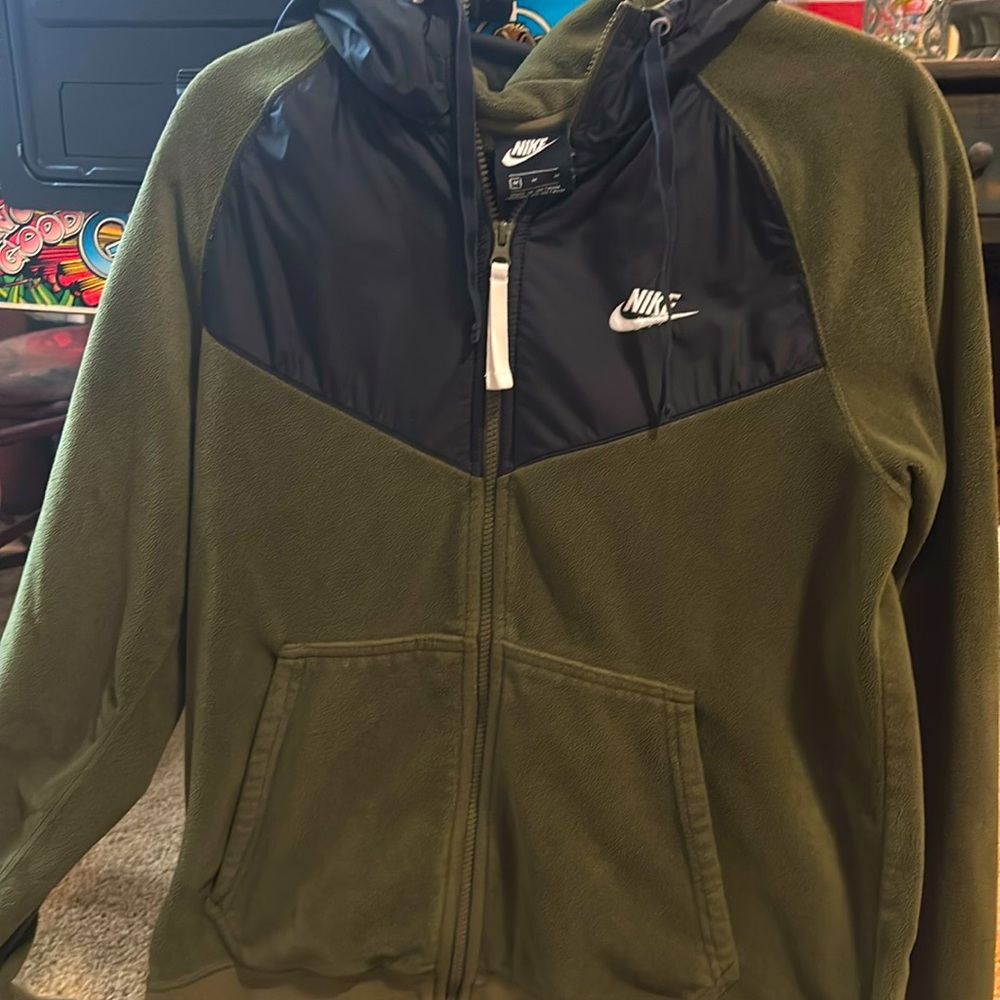 Men’s Nike fleece hooded sweatshirt. Size Medium.